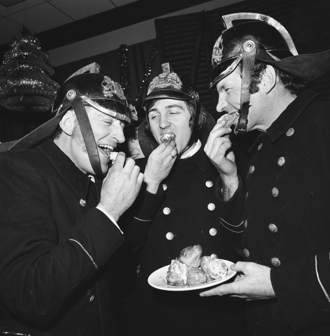 Firemen eating 'oliebollen'