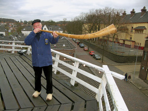 Man blowing a midwinterhoorn