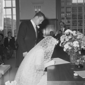 bride signs the marriage record