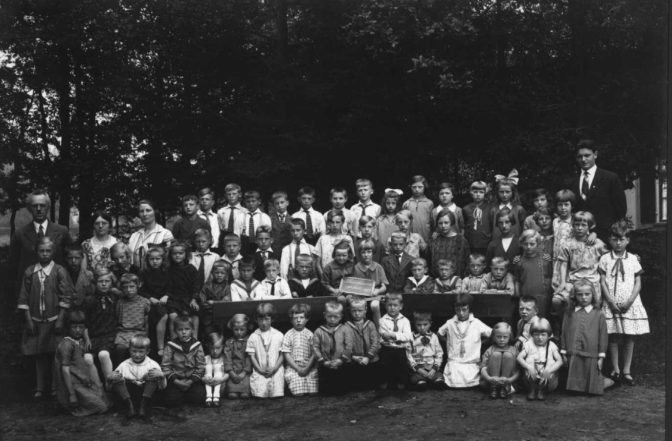 School in the Brinkheurne. Mien is standing towards the right of the photo, near the teacher, with her hands on the shoulders of the girl in front of her.