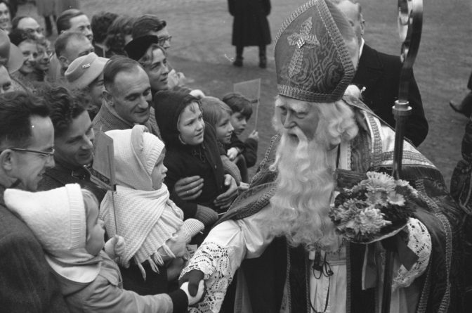 Sinterklaas greeting children. Credits: Harry Pol, collection Nationaal Archief (CC-BY)